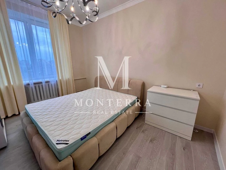 Продаж 2 кімнатної квартири з новим  ремонтом, сталінка, Сол