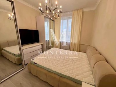 Продаж 2 кімнатної квартири з новим  ремонтом, сталінка, Сол