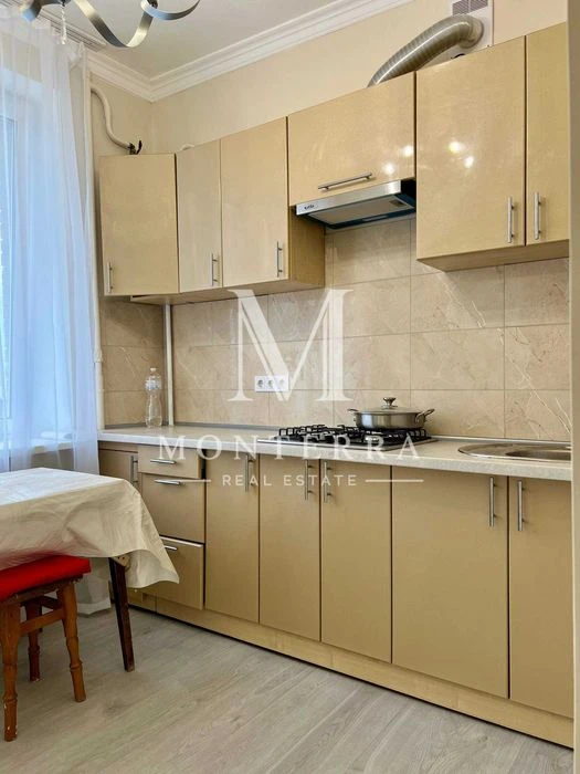 Продаж 2 кімнатної квартири з новим  ремонтом, сталінка, Сол