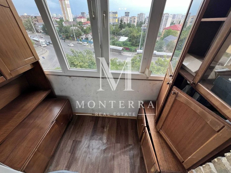 Продаж 2 кімнатної квартири з новим  ремонтом, сталінка, Сол
