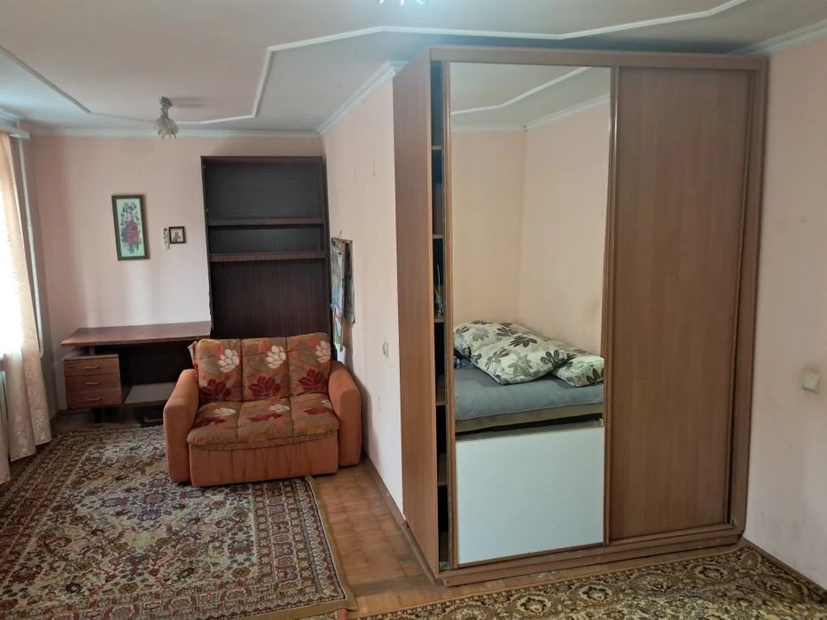 Продам "Чилійку" 3 кімнатну  квартиру в комунарському районі
