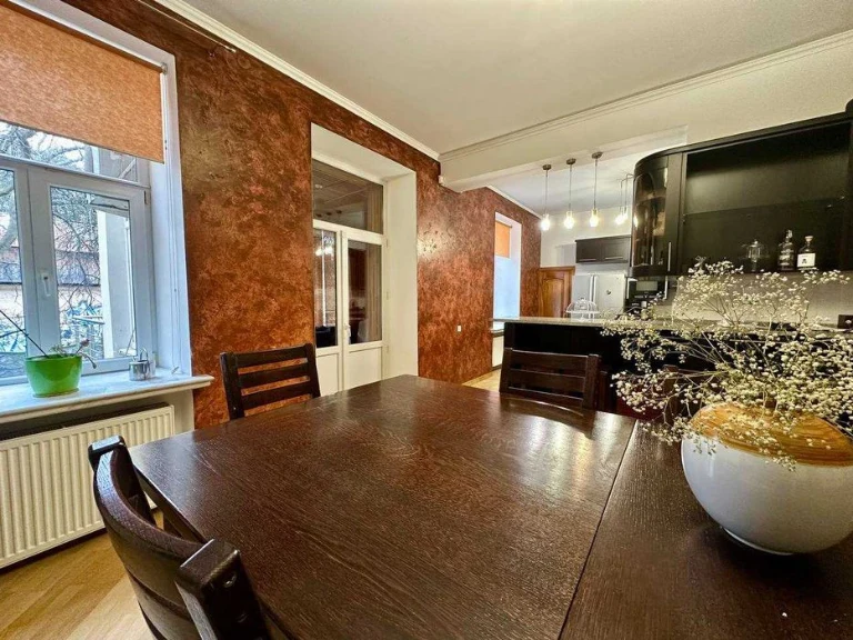 Продаж частини будинку в ЦЕНТРІ МІСТА, 320м2, Вул. Кирила і