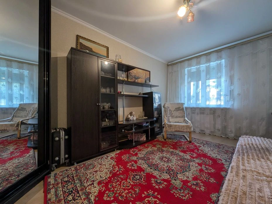 Частина цегляного будинку з окремим двором та гаражем, район