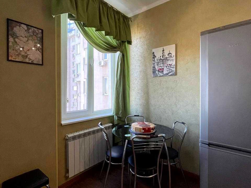 Квартира. Одеса, Середньофонтанська вул.