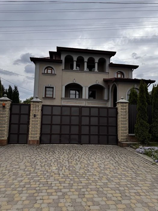 Продається гарний просторий будинок Роша