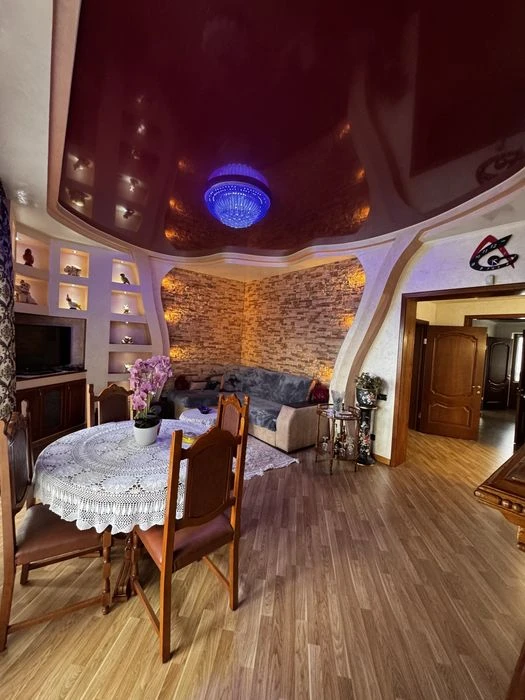 Продається гарний просторий будинок Роша