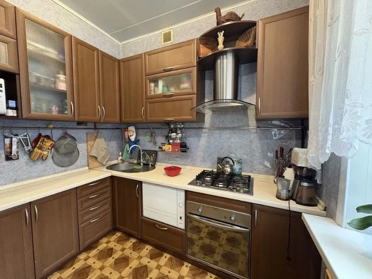 Продам 2х ком. полнометражную квартиру (Сталинка) в центре,