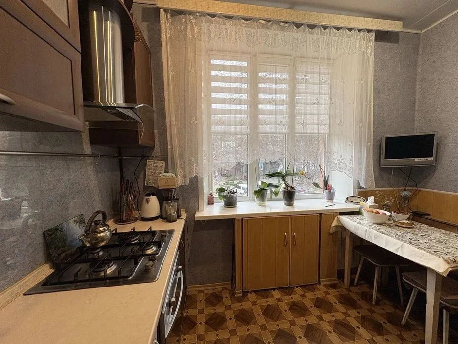Продам 2х ком. полнометражную квартиру (Сталинка) в центре,