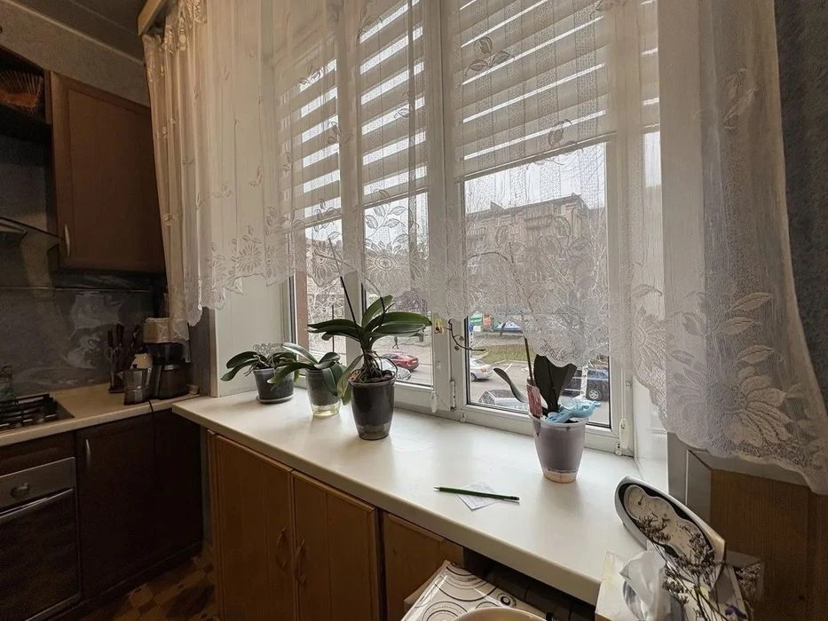 Продам 2х ком. полнометражную квартиру (Сталинка) в центре,