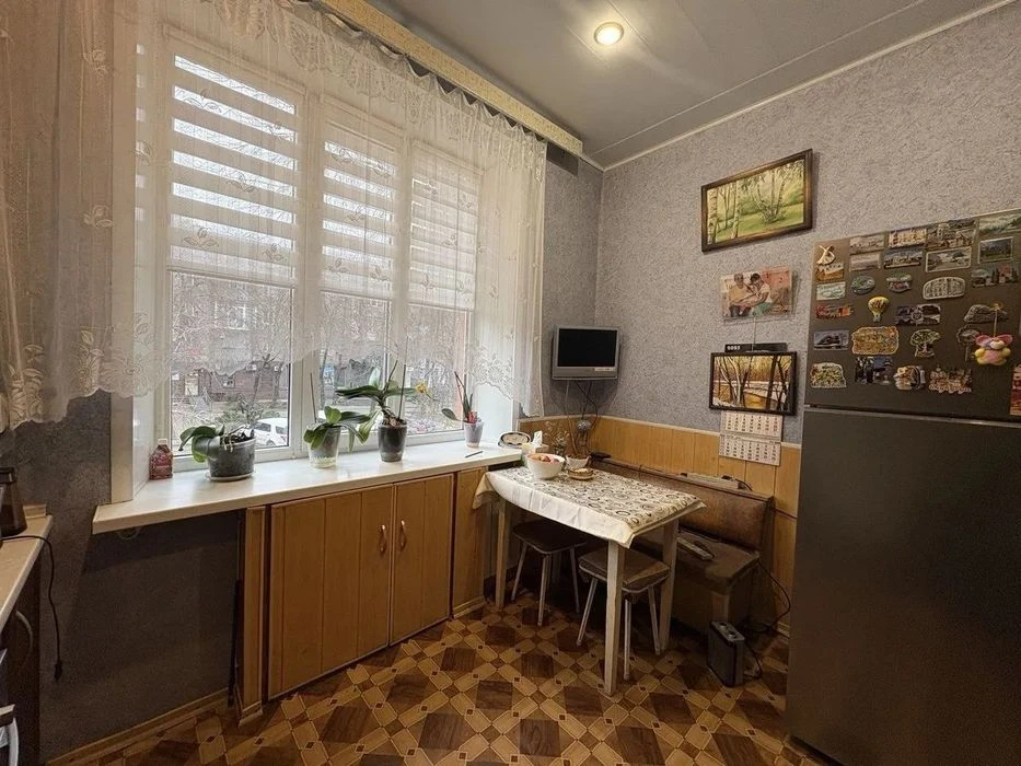 Продам 2х ком. полнометражную квартиру (Сталинка) в центре,