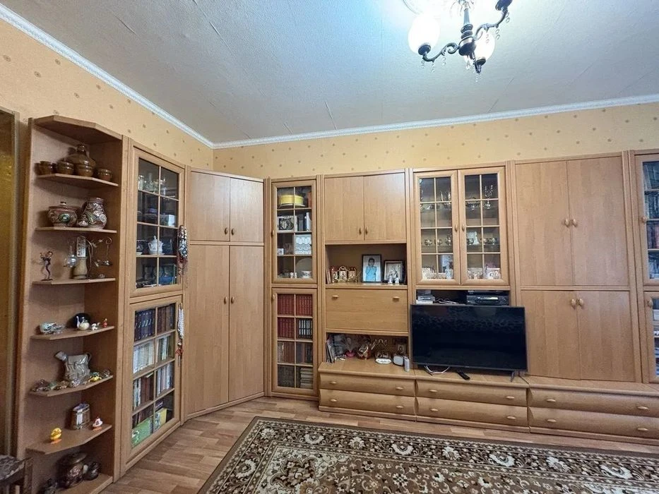 Продам 2х ком. полнометражную квартиру (Сталинка) в центре,