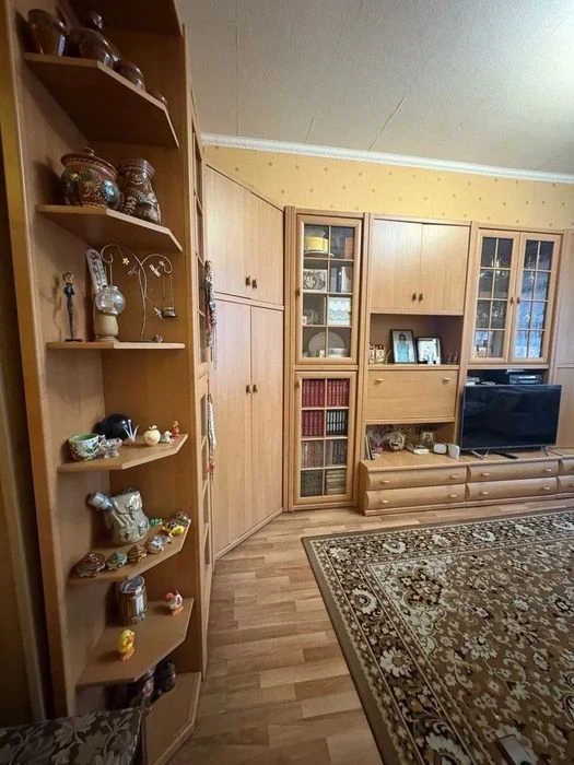 Продам 2х ком. полнометражную квартиру (Сталинка) в центре,