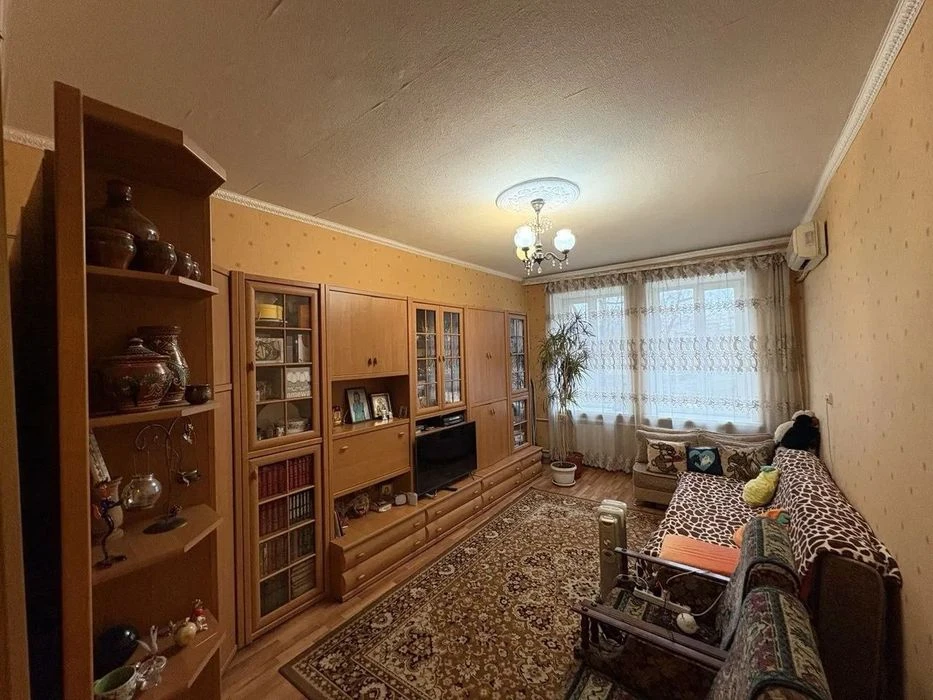 Продам 2х ком. полнометражную квартиру (Сталинка) в центре,