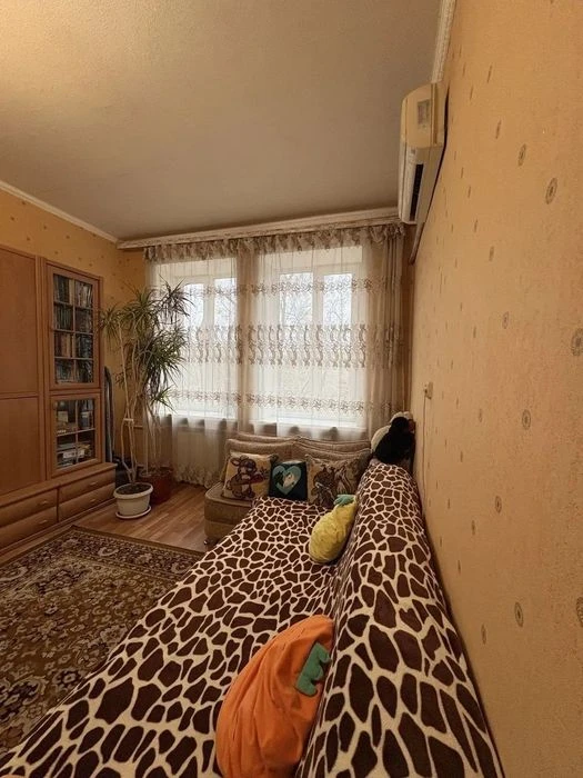 Продам 2х ком. полнометражную квартиру (Сталинка) в центре,