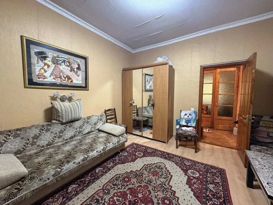 Продам 2х ком. полнометражную квартиру (Сталинка) в центре,