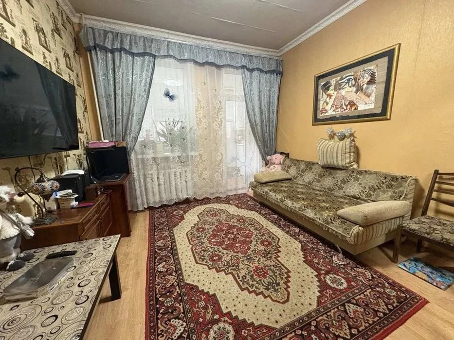 Продам 2х ком. полнометражную квартиру (Сталинка) в центре,
