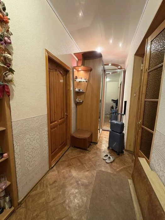 Продам 2х ком. полнометражную квартиру (Сталинка) в центре,