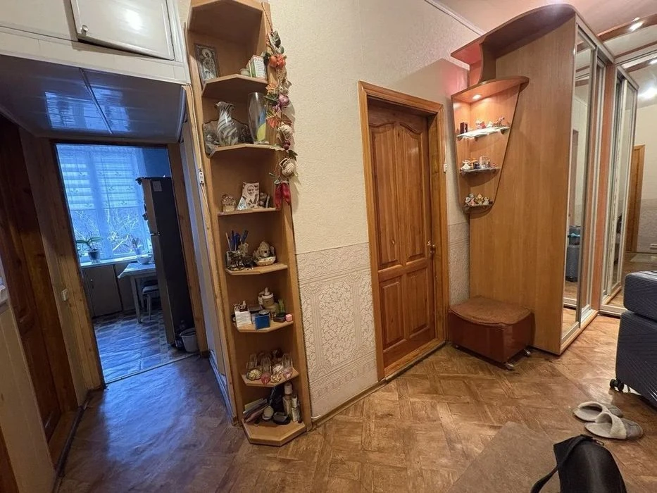 Продам 2х ком. полнометражную квартиру (Сталинка) в центре,