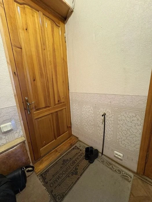 Продам 2х ком. полнометражную квартиру (Сталинка) в центре,