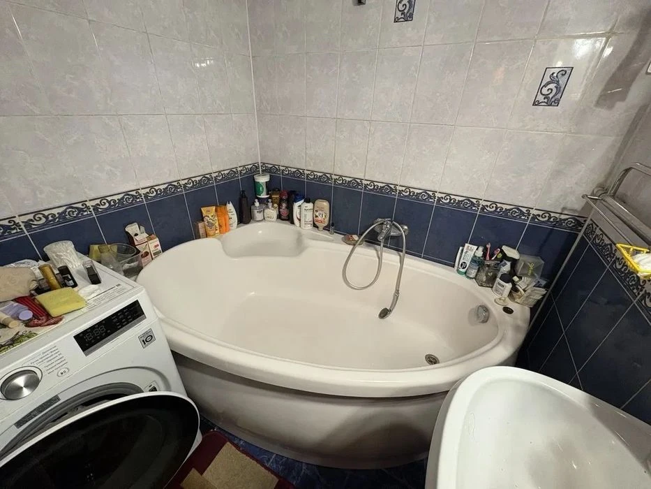 Продам 2х ком. полнометражную квартиру (Сталинка) в центре,