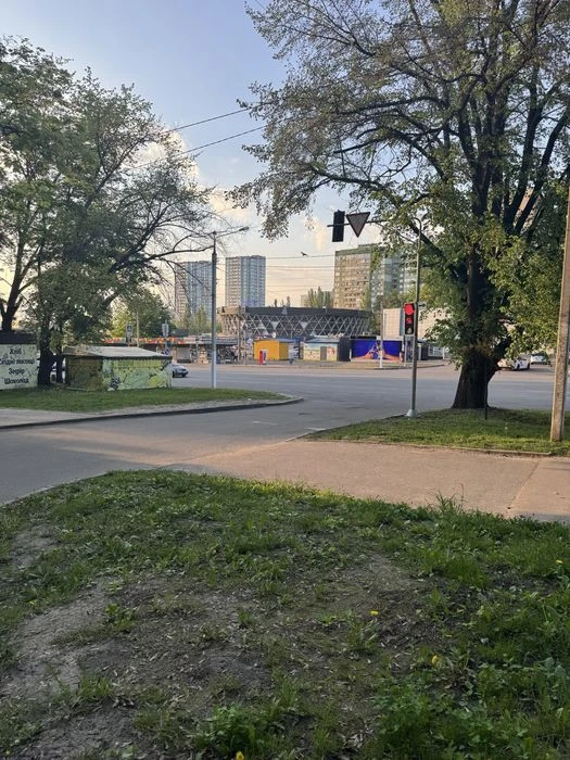 Реально Продам 2 х комнатную квартиру  метро в двух шагах