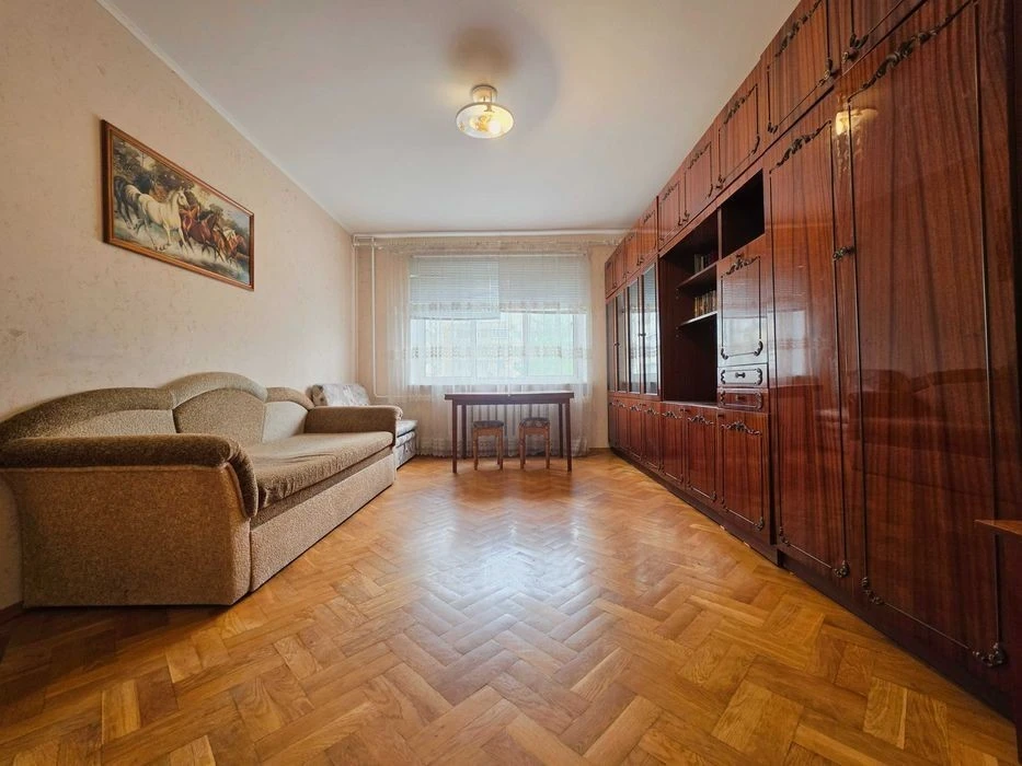 For sale three-room apartment 65m2 with gas near the RayON shopping mall