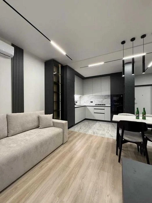 Продаж 2 -кімнатна квартира з ремонтом та меблями по вулиці