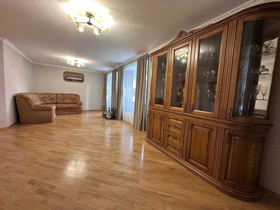 Продаж 3 км квартири в спальному районі міста