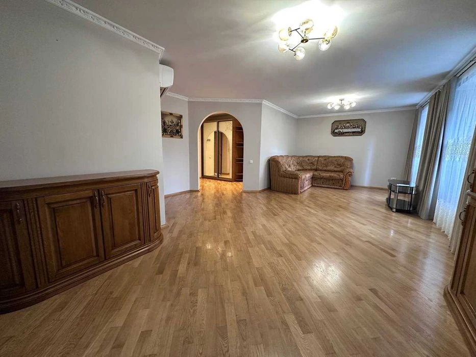 Продаж 3 км квартири в спальному районі міста