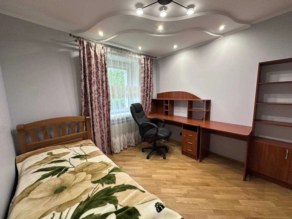 Продаж 3 км квартири в спальному районі міста