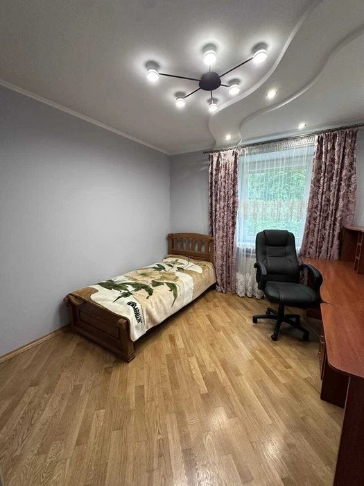 Продаж 3 км квартири в спальному районі міста