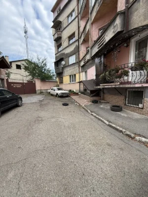 Продаж 2-кімнатної квартири по вул. Першотравнева, район Пар