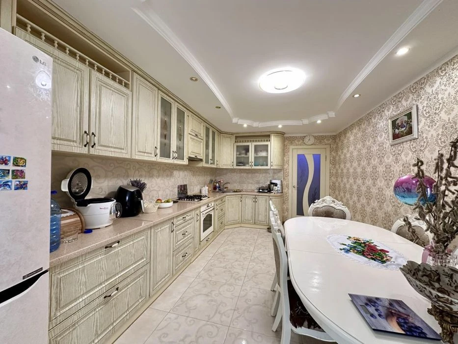 Продам 3-кімнатну квартиру з меблями та технікою