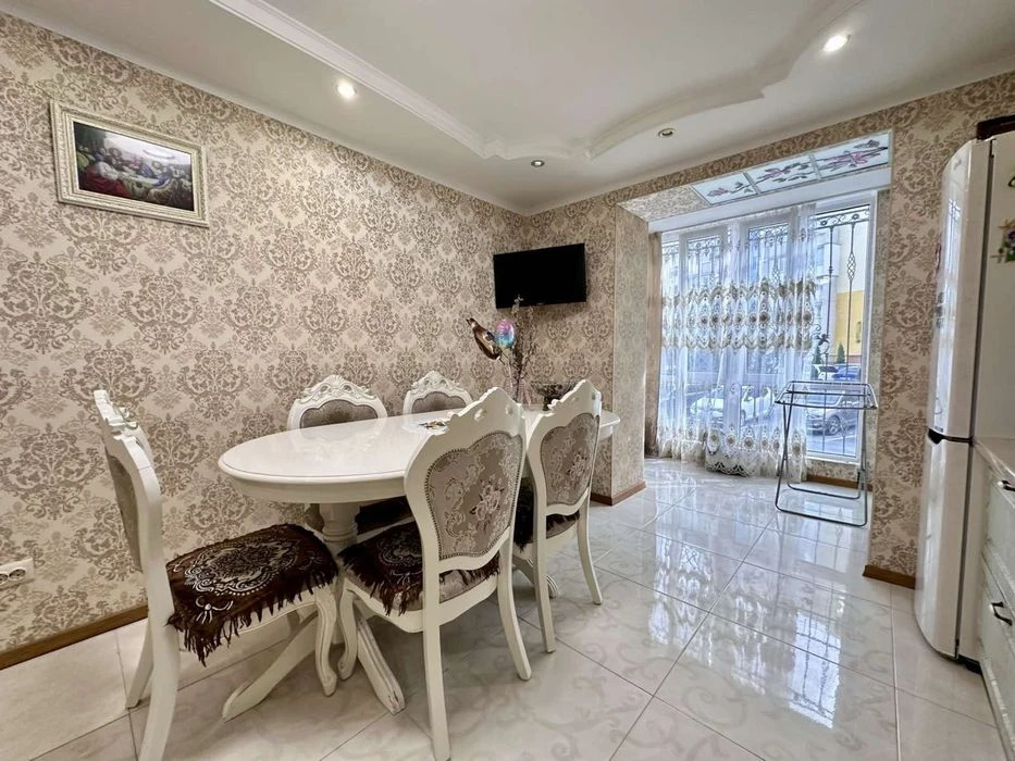 Продам 3-кімнатну квартиру з меблями та технікою