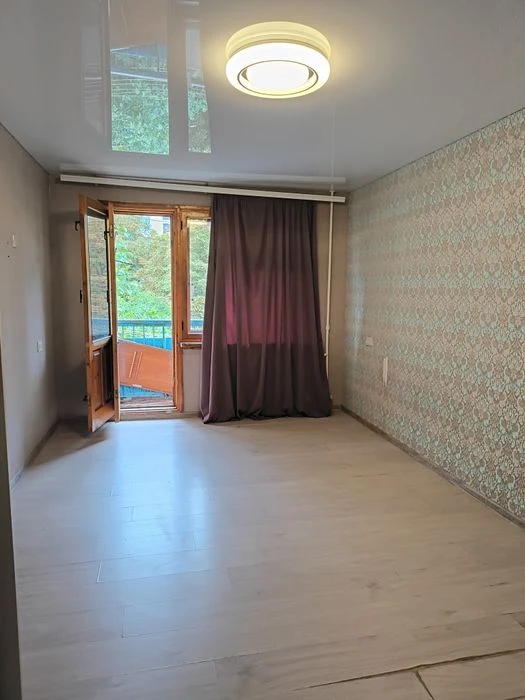 Продам 2 ком квартиру .Срочно