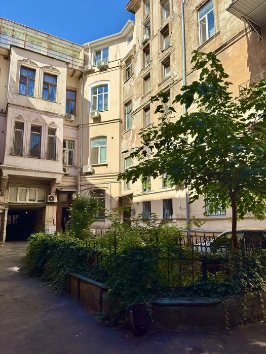Продам квартиру 140 м2. Дерибасівська. Центр.
