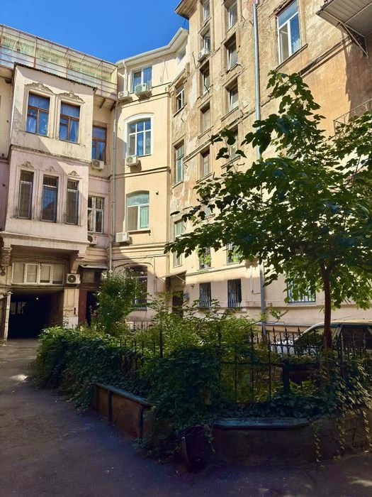 Продам квартиру 140 м2. Дерибасівська. Центр.