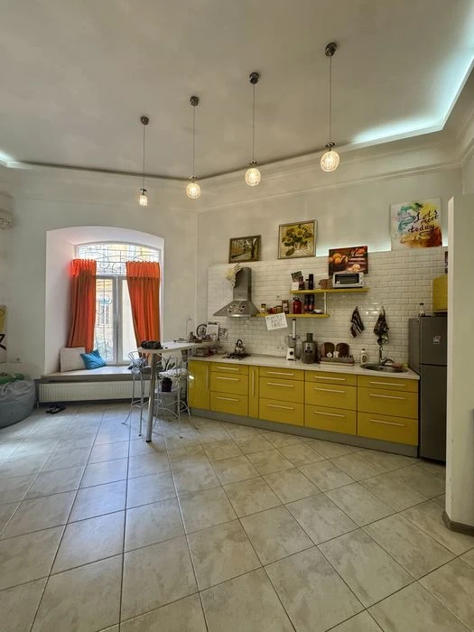 Продам квартиру 140 м2. Дерибасівська. Центр.