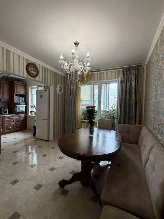 Продам 3хкомн и кухня столовая