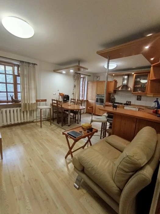 Продам 2 квартиру с кухней - студией 27 метров, две лоджии,