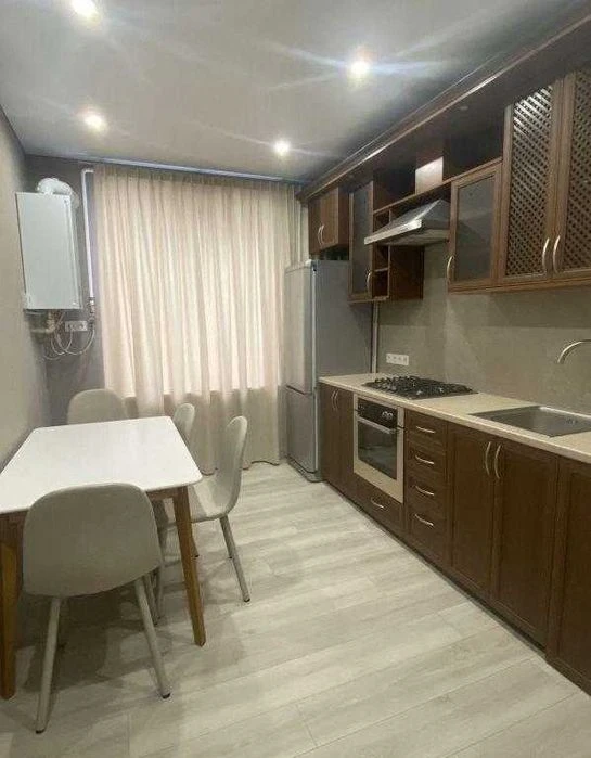 Центр, у продажу трикімнатна квартира