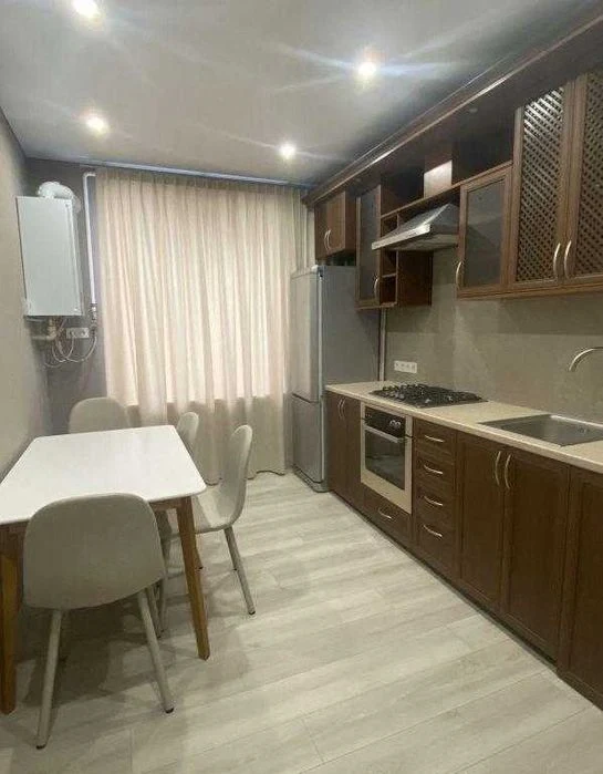 Центр, у продажу трикімнатна квартира