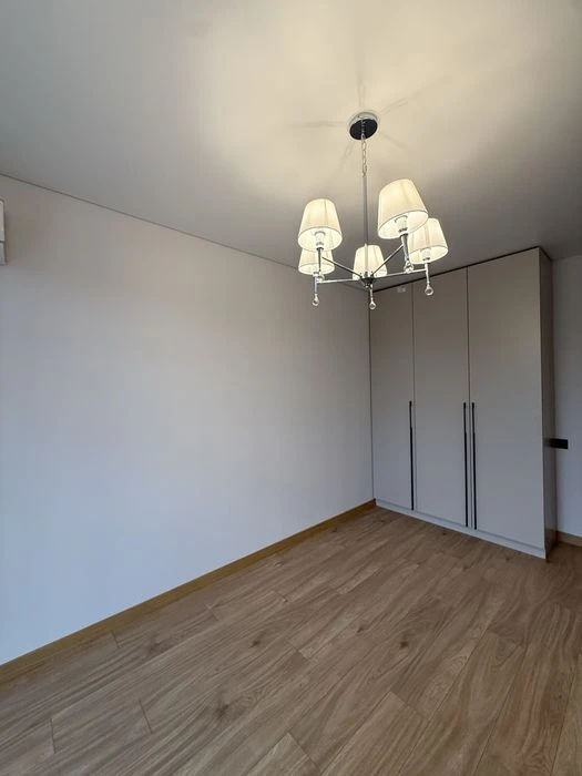 Продаж котеджу з гаражем і літньою кухньою