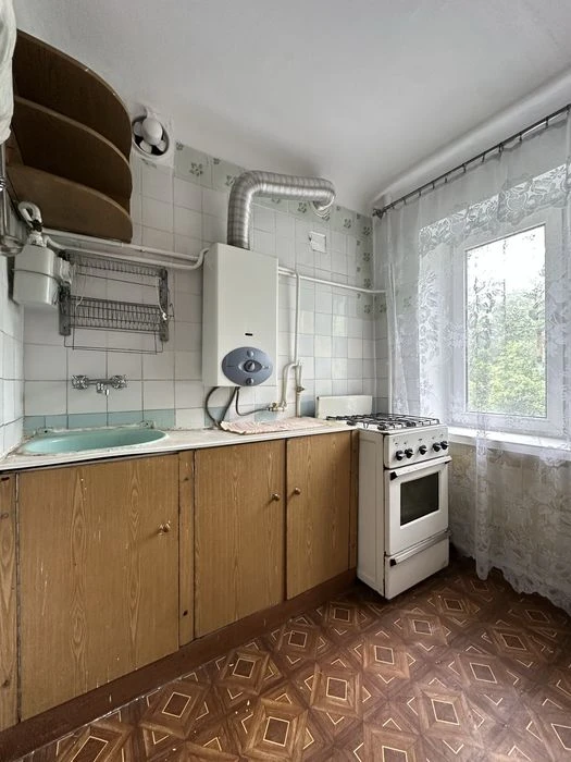 Продам 2- кімнатну квартиру на вул. Степана Бандери.