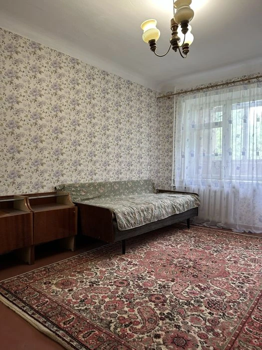 Продам 2- кімнатну квартиру на вул. Степана Бандери.