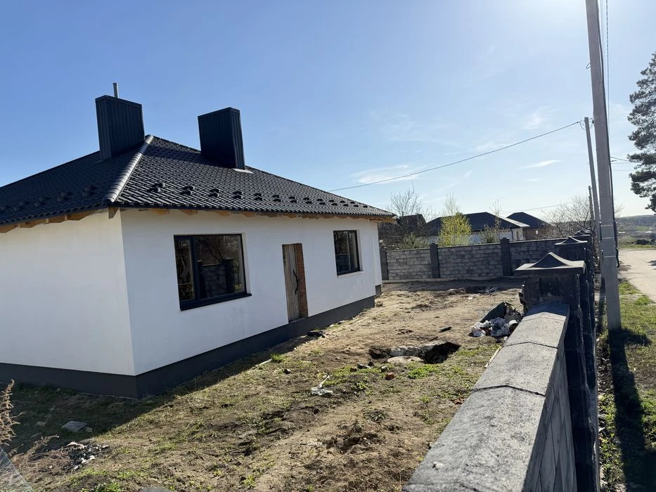 Просторий будинок біля міста