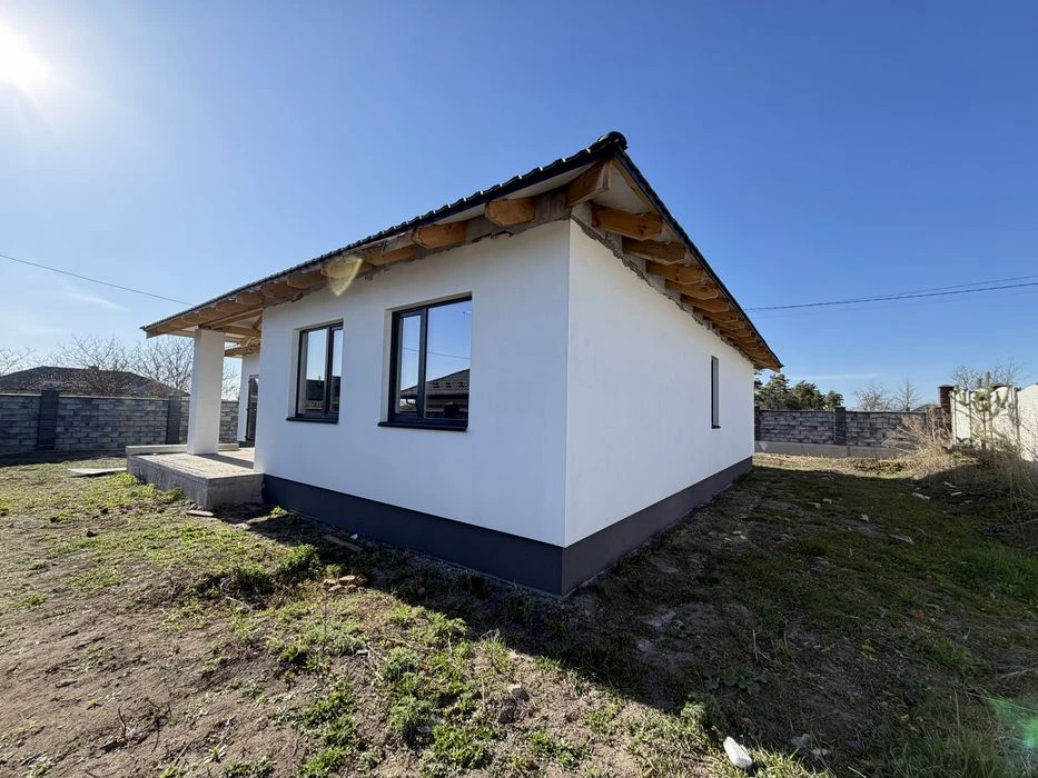 Просторий будинок біля міста