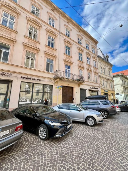 2 кім квартира 42 м2, центр Львова, вул. Театральна