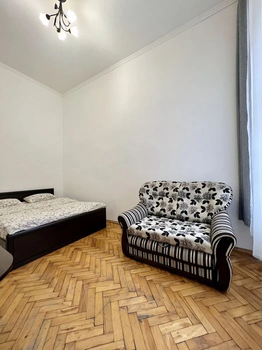 2 кім квартира 42 м2, центр Львова, вул. Театральна