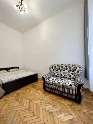 2 кім квартира 42 м2, центр Львова, вул. Театральна